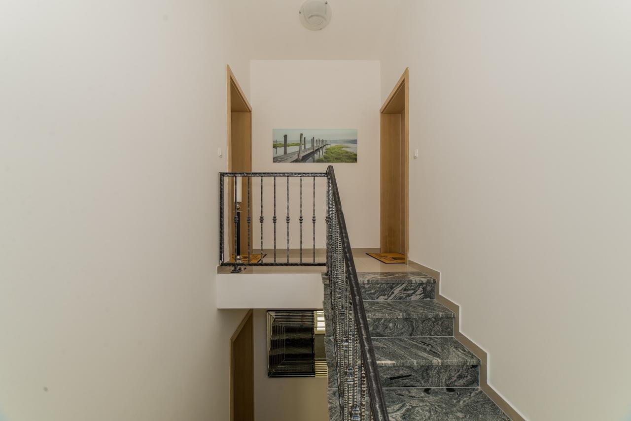 Apartments Boras Vir Exterior photo